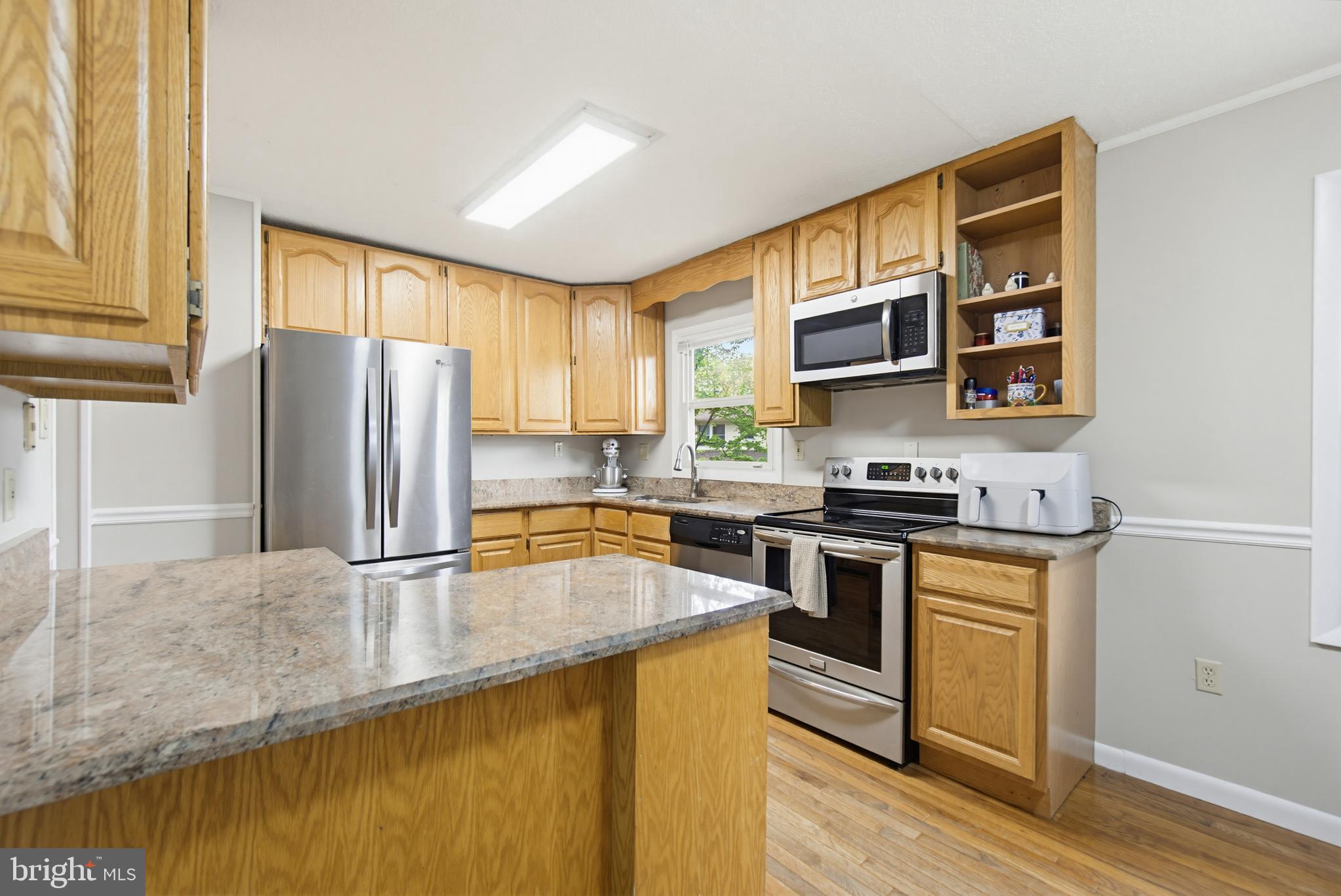 977 Fall Cir Way Gambrills, MD 21054 - Photo 8 of 35 Kitchen with Granit and Stainless Steel