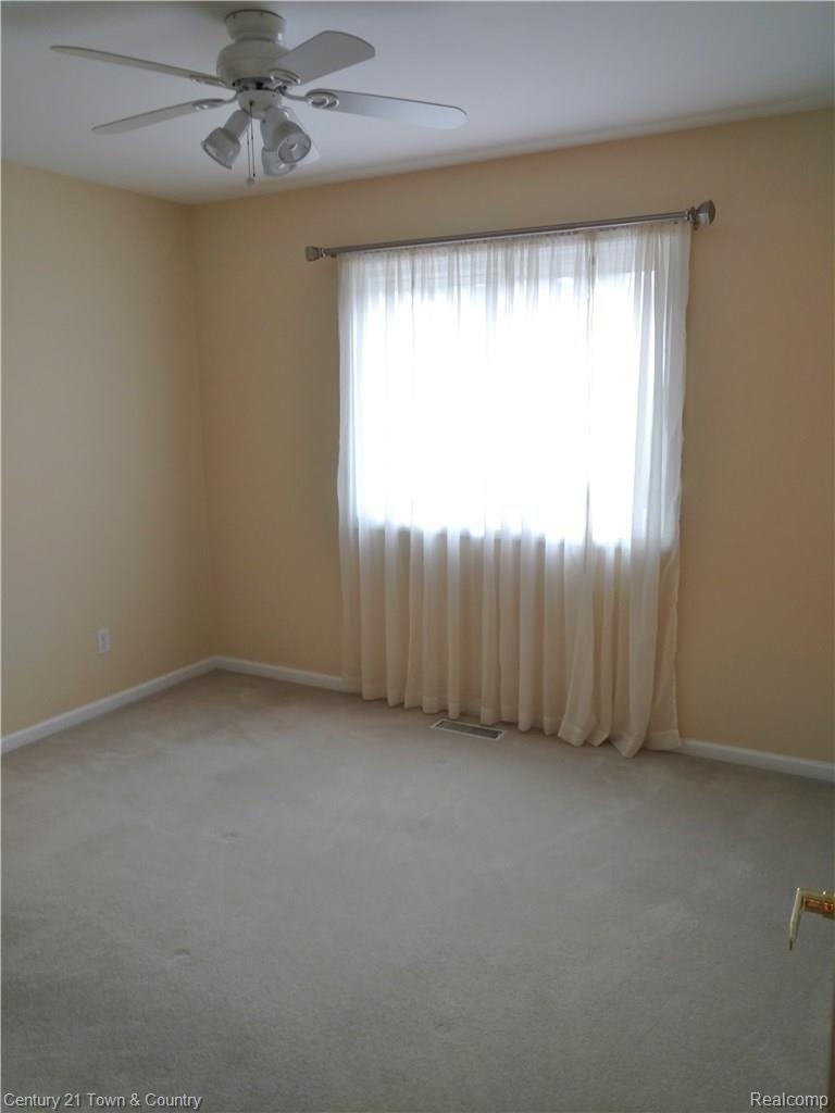 217 Whims Court Rochester, MI 48306 - Photo 14 of 27 IMG_20161003_114436593.jpg