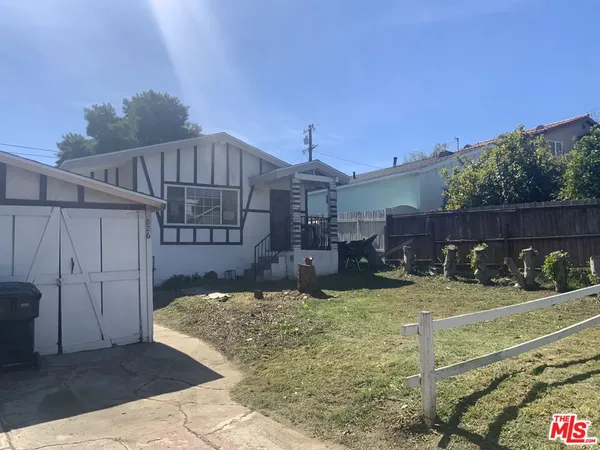 a view of a back yard