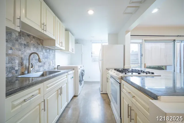 $2,700 | 98-448 Kilinoe Street, Unit 907, Aiea, HI 96701