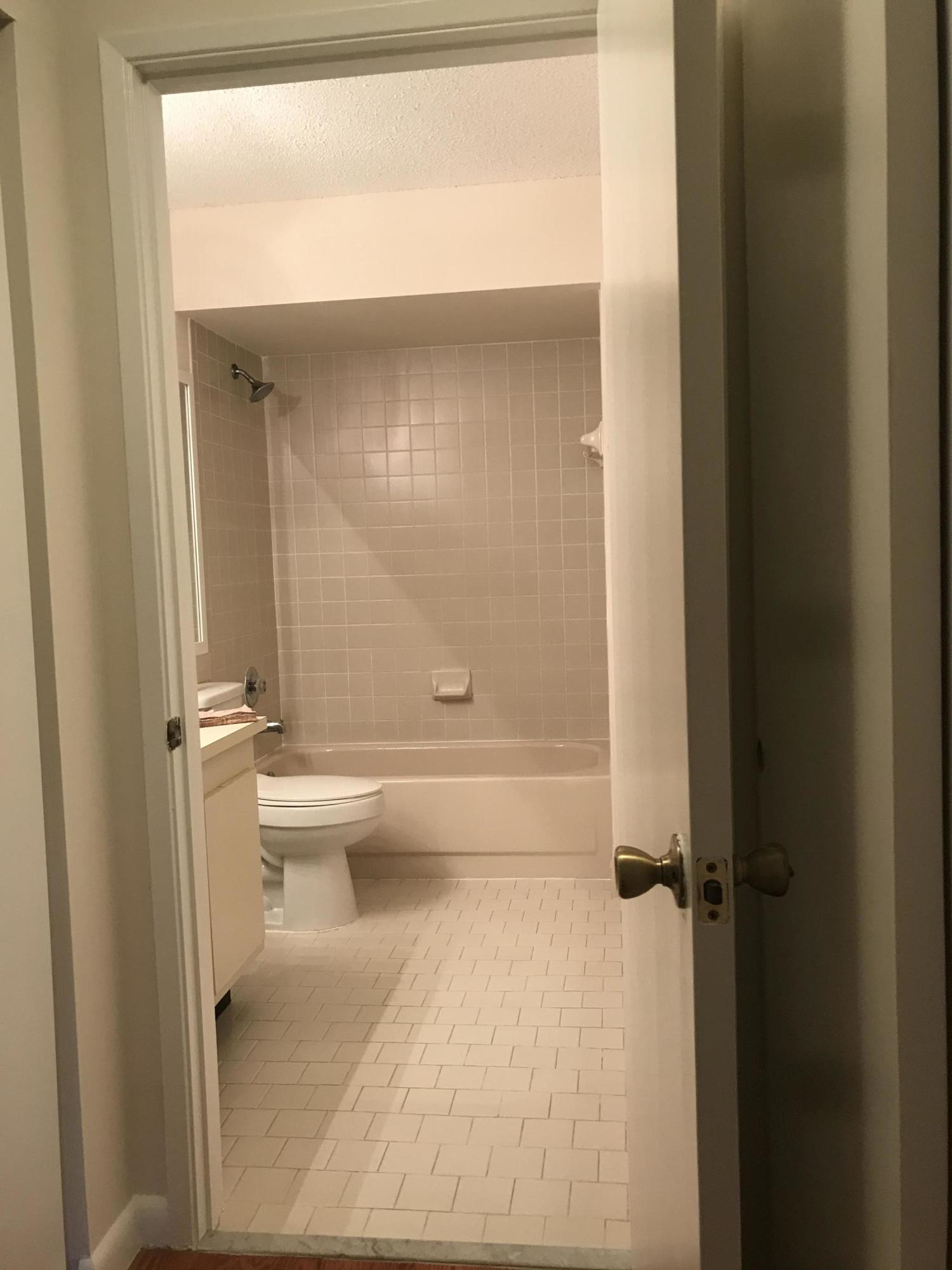 18711 Garbo Terrace, Unit 6 Boca Raton, FL 33496 - Photo 19 of 29 GUEST BATHROOM