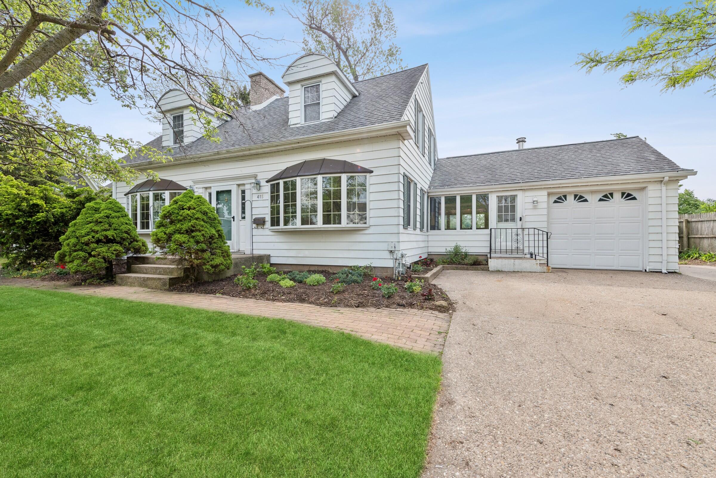 415 Ridgeway Street St. Joseph, MI 49085 - Photo 2 of 36 02-Front