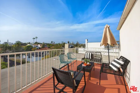 $1,389,000 | 10417 Louisiana Avenue, Unit PH4, Los Angeles, CA 90025