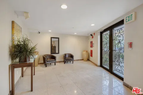 $1,389,000 | 10417 Louisiana Avenue, Unit PH4, Los Angeles, CA 90025