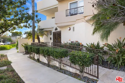 $1,389,000 | 10417 Louisiana Avenue, Unit PH4, Los Angeles, CA 90025