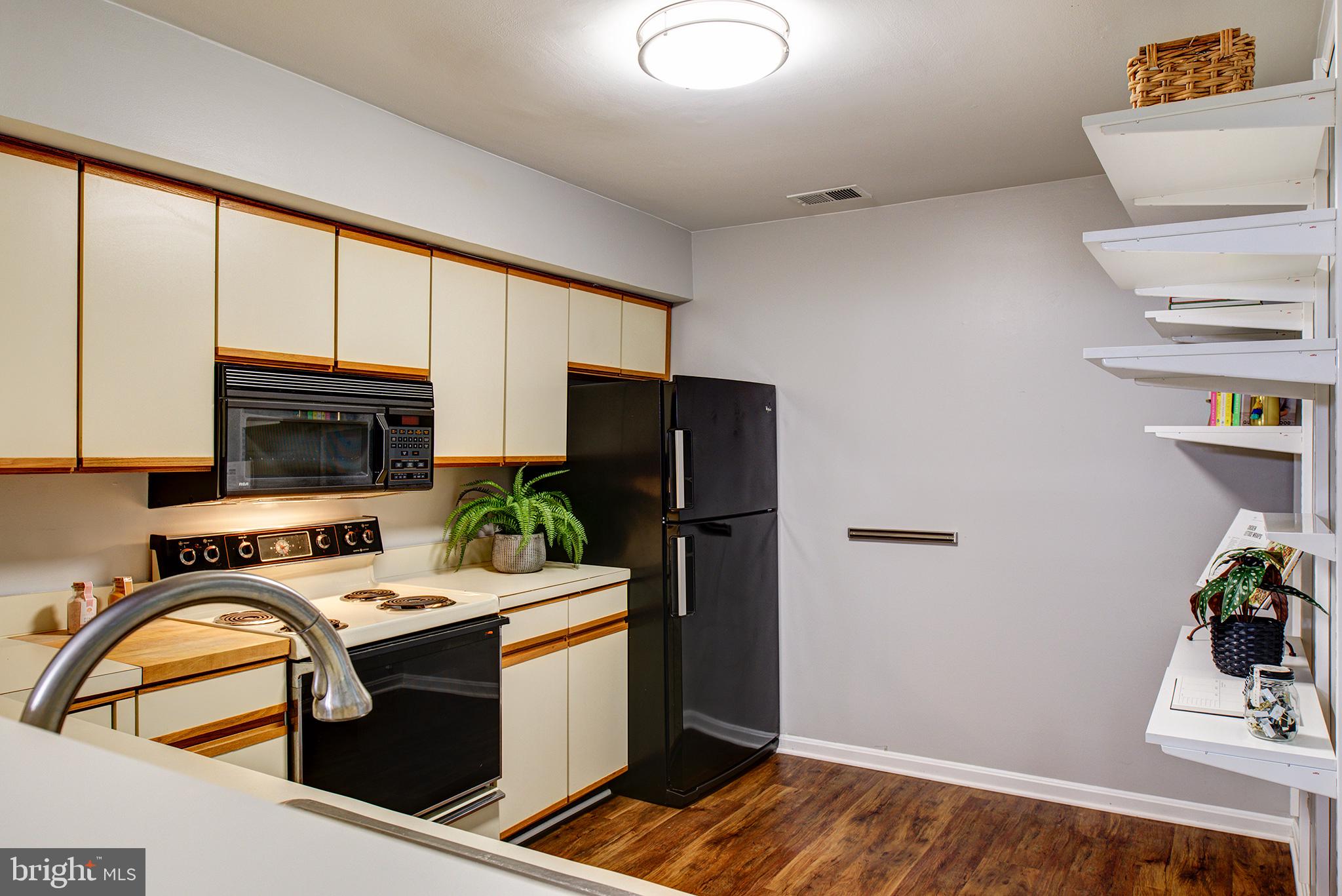 2217 Lovedale Lane, Unit J Reston, VA 20191 - Photo 11 of 33 Plenty of space for table