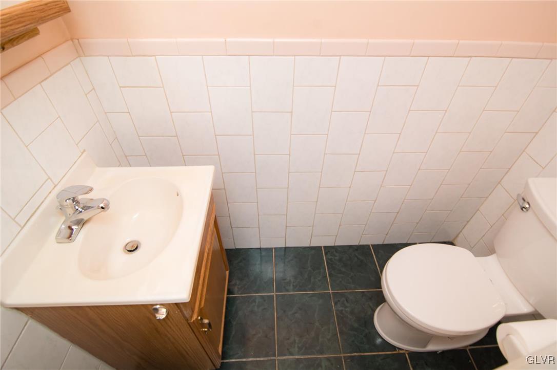 128 Elm Road Allentown, PA 18104 - Photo 23 of 47 Powder room
