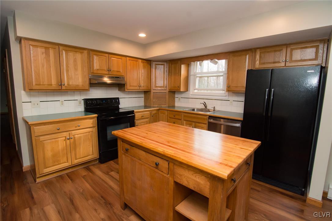 128 Elm Road Allentown, PA 18104 - Photo 8 of 47 Large open kitchen with center island