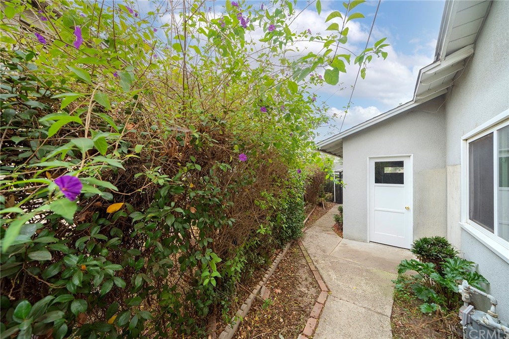 10941 Mac Street Anaheim, CA 92804 - Photo 33 of 41 a backyard of a house with lots of green space