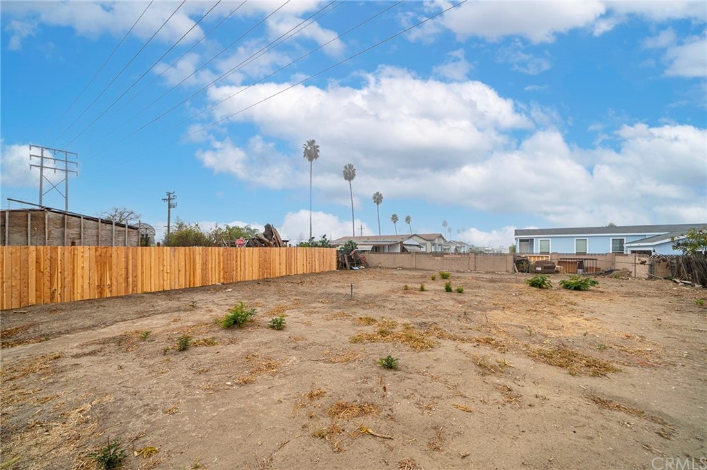 10941 Mac Street Anaheim, CA 92804 - Photo 37 of 41 a view of a dry yard with wooden fence