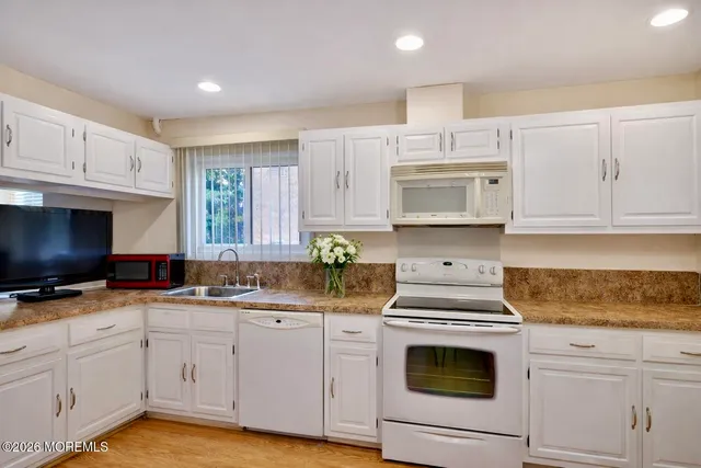 $2,200 | 210 Covered Bridge Boulevard, Unit D, Manalapan, NJ 07726