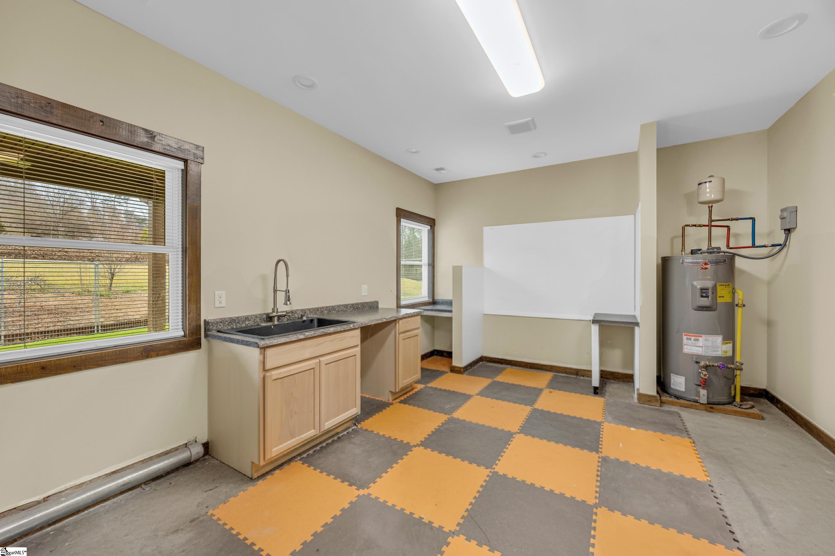 665 Oconee Creek Road Walhalla, SC 29691 - Photo 3 of 48 Laundry and Grooming Room - Items removed with AI