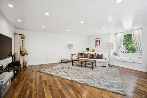 $2,595,000 | 10 Elkhorn Way, San Anselmo, CA 94960