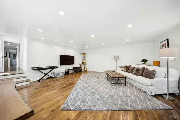 $2,595,000 | 10 Elkhorn Way, San Anselmo, CA 94960