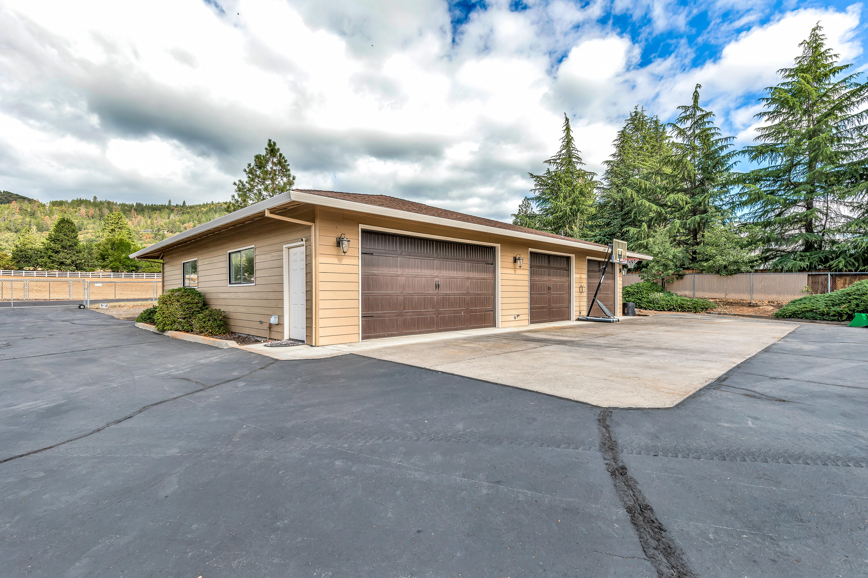 3711 Livingston Road Central Point, OR 97502 - Photo 9 of 58 Detached Garage with 8+ parking spaces