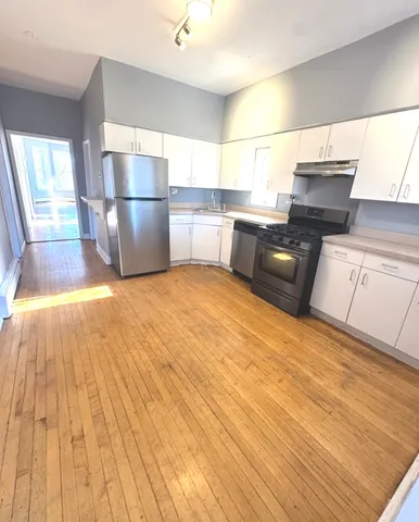 $2,300 | 511 North Taylor Avenue, Unit 3, Oak Park, IL 60302