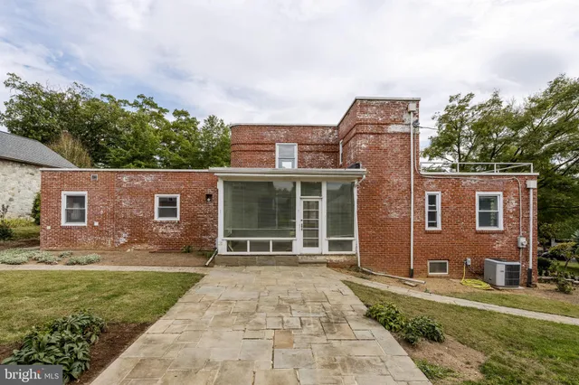 a view of a house with yard and plants