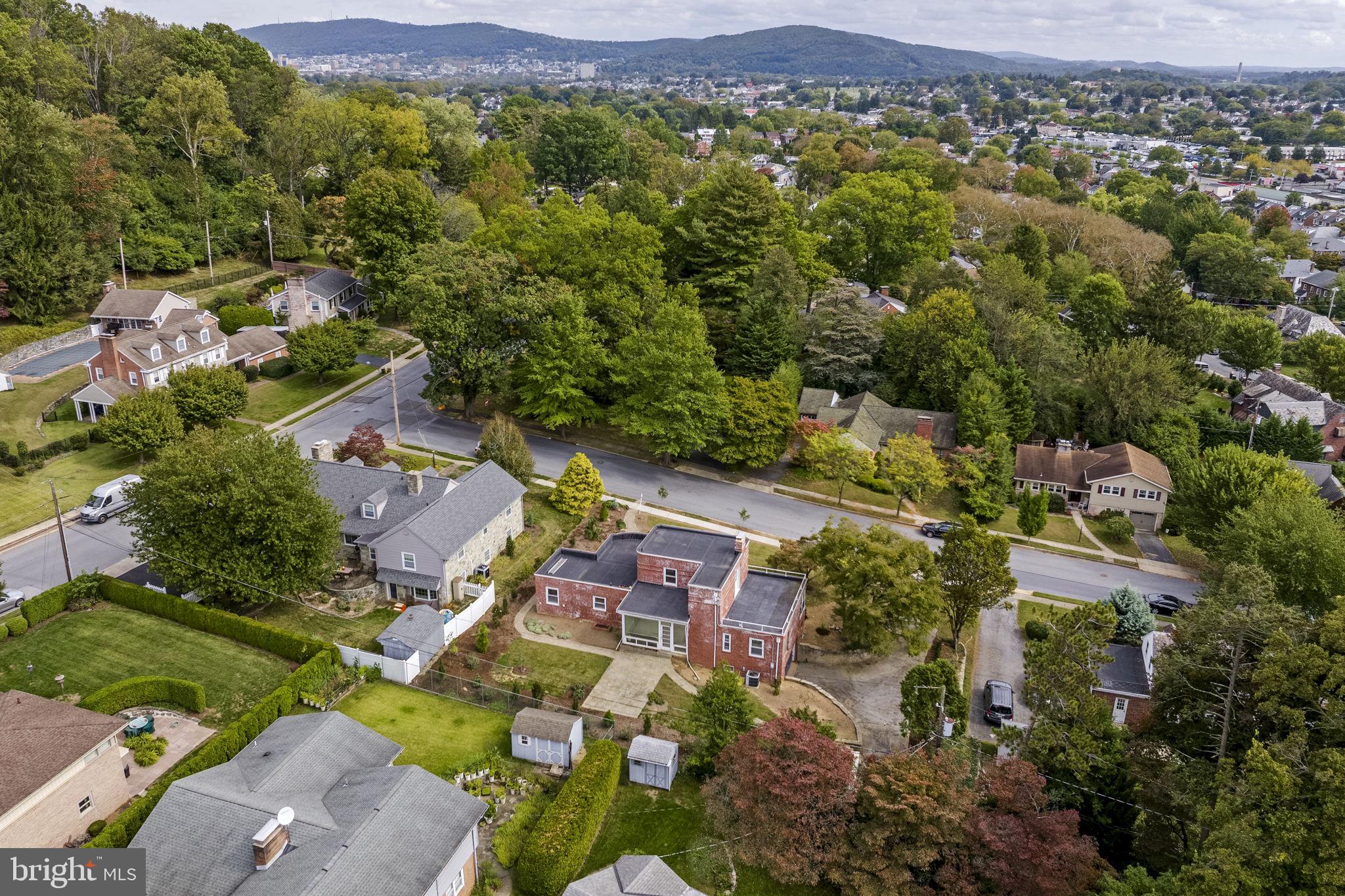 429 Devon Terrace Reading, PA 19607 - Photo 8 of 61