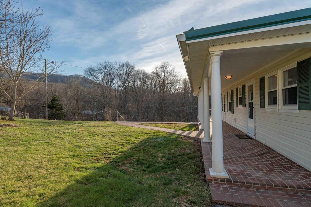 253 Denton Valley Road Bristol, TN 37620 - Photo 11 of 48 253 Denton valley Rd (11 of 52)