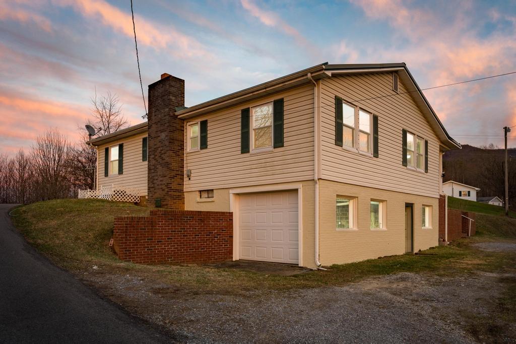 253 Denton Valley Road Bristol, TN 37620 - Photo 4 of 48 253 Denton valley Rd (4 of 52)