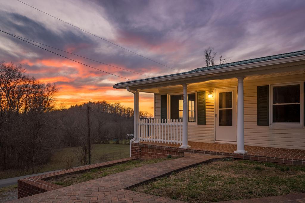253 Denton Valley Road Bristol, TN 37620 - Photo 6 of 48 253 Denton valley Rd (6 of 52)