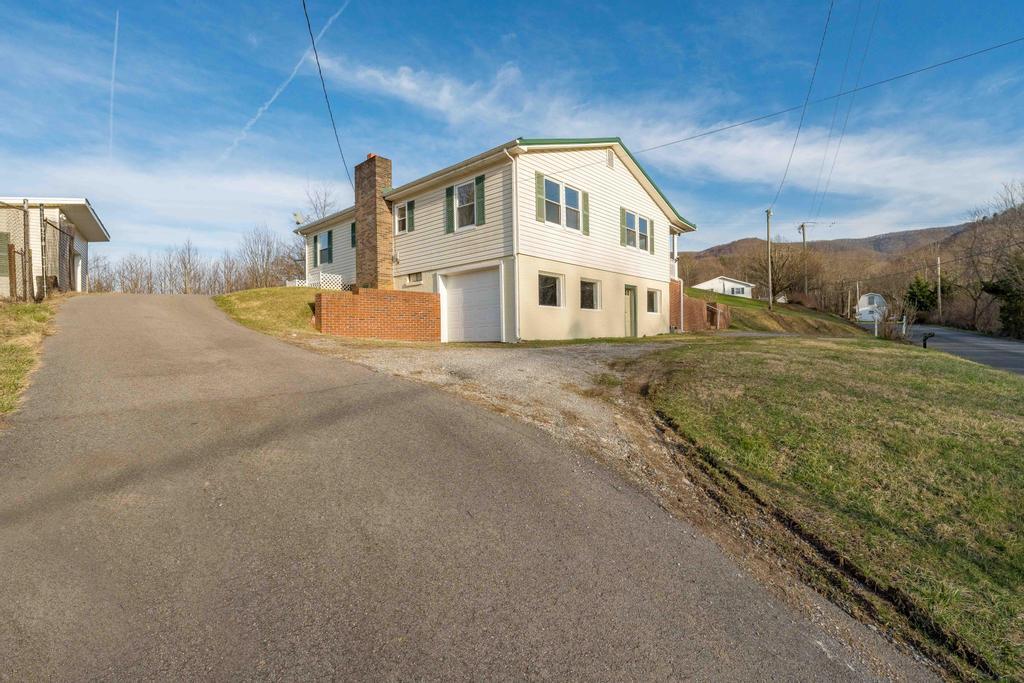 253 Denton Valley Road Bristol, TN 37620 - Photo 7 of 48 253 Denton valley Rd (7 of 52)