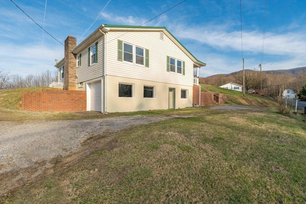 253 Denton Valley Road Bristol, TN 37620 - Photo 8 of 48 253 Denton valley Rd (8 of 52)