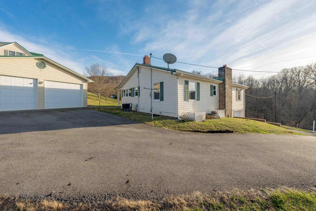 253 Denton Valley Road Bristol, TN 37620 - Photo 9 of 48 253 Denton valley Rd (9 of 52)