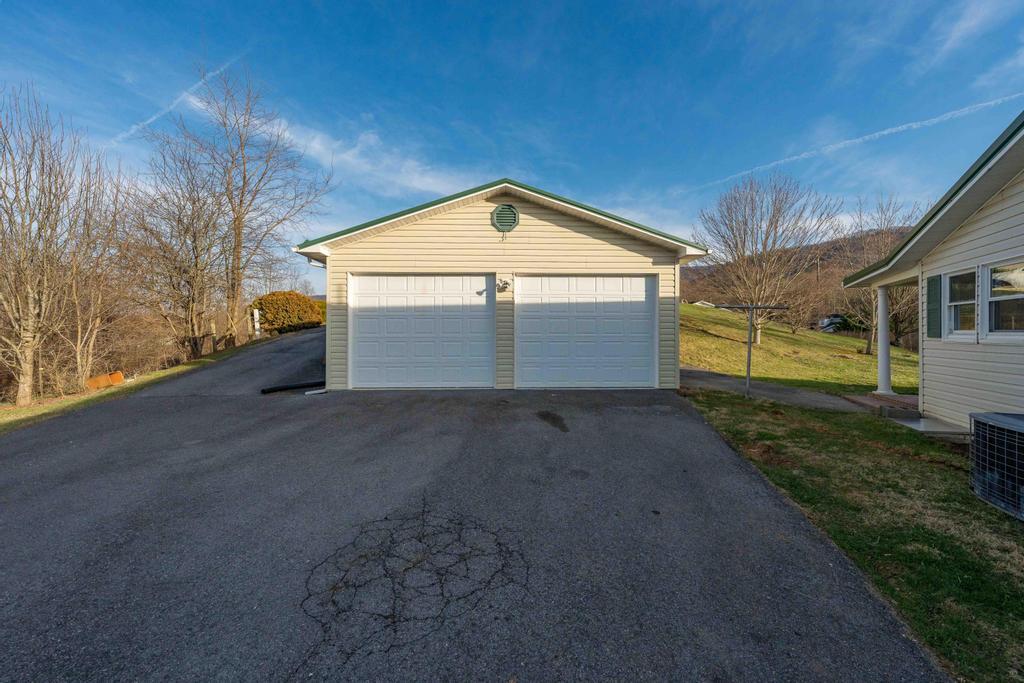 253 Denton Valley Road Bristol, TN 37620 - Photo 10 of 48 253 Denton valley Rd (10 of 52)