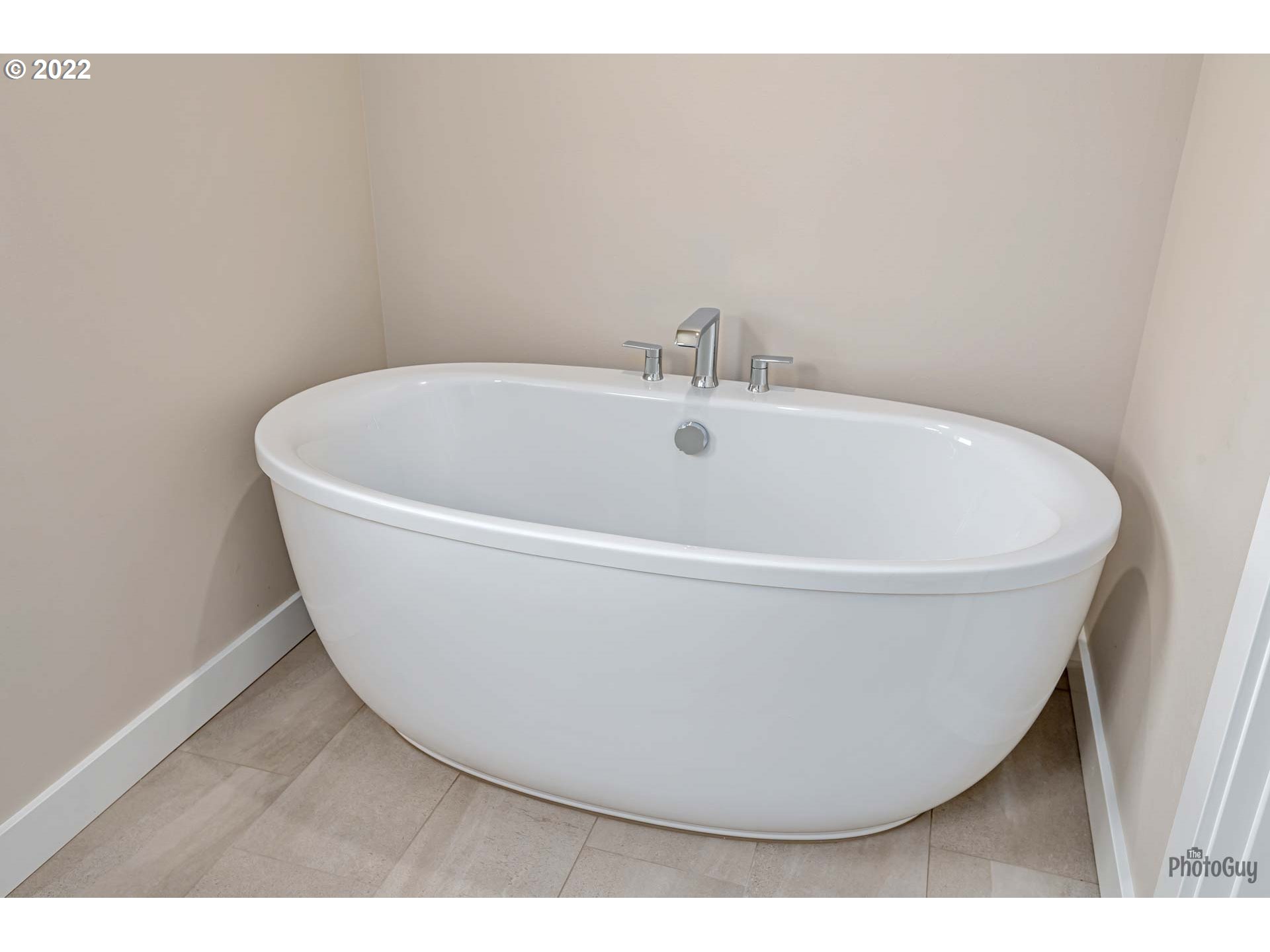 5319 High Banks Road Springfield, OR 97478 - Photo 19 of 32 a view of a bathtub in a bathroom