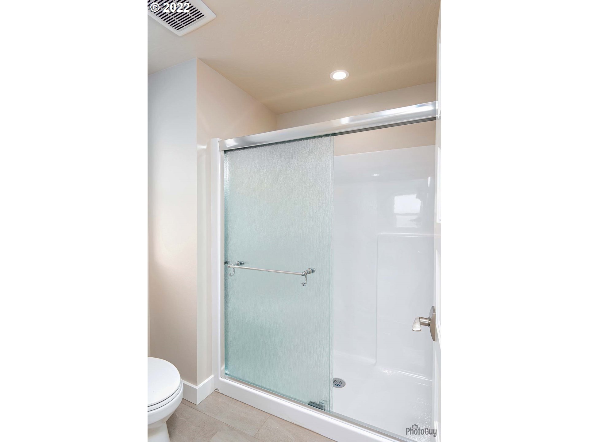 5319 High Banks Road Springfield, OR 97478 - Photo 20 of 32 a bathroom with a shower and a toilet