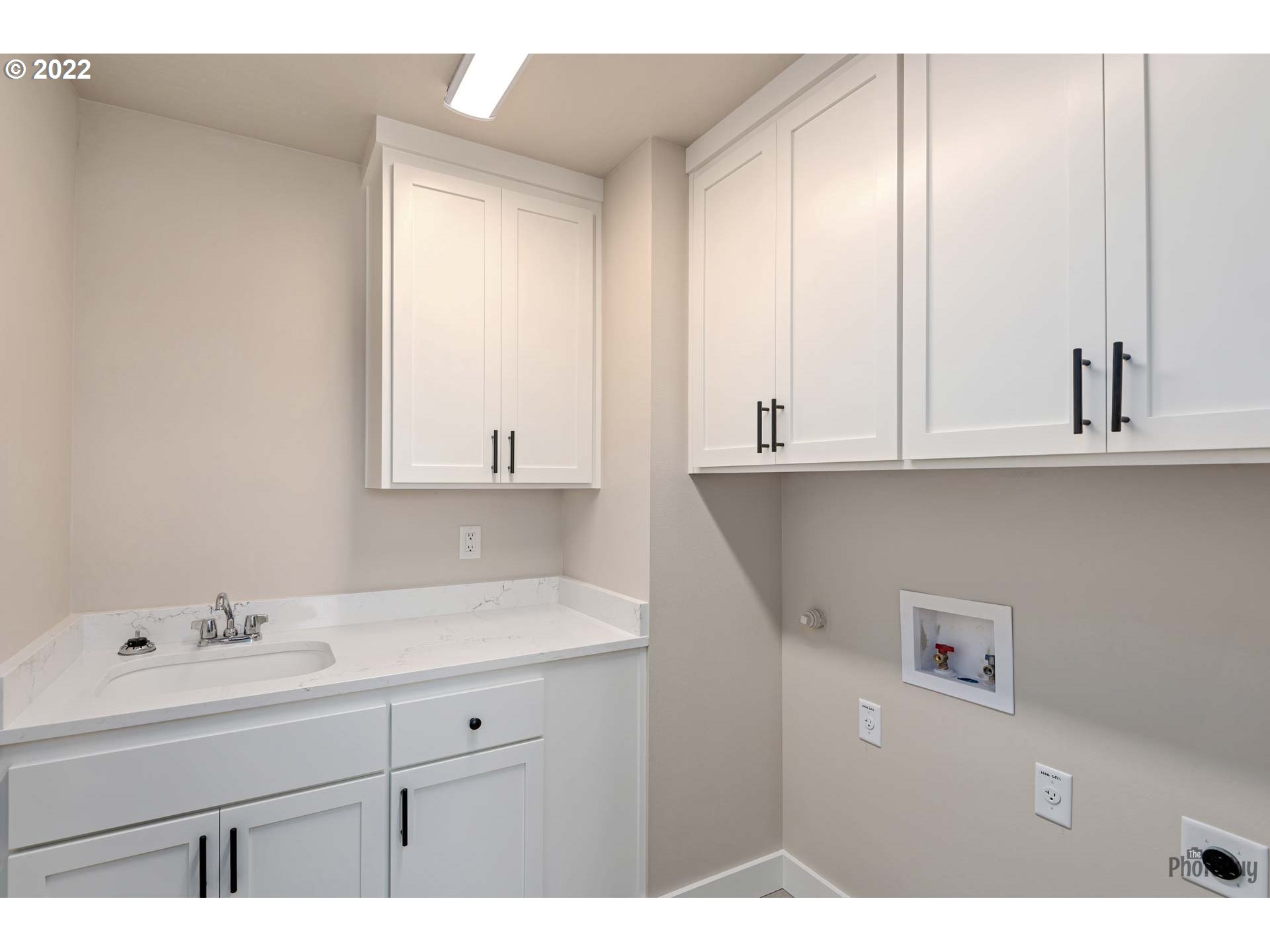 5319 High Banks Road Springfield, OR 97478 - Photo 28 of 32 a bathroom with a sink and a mirror