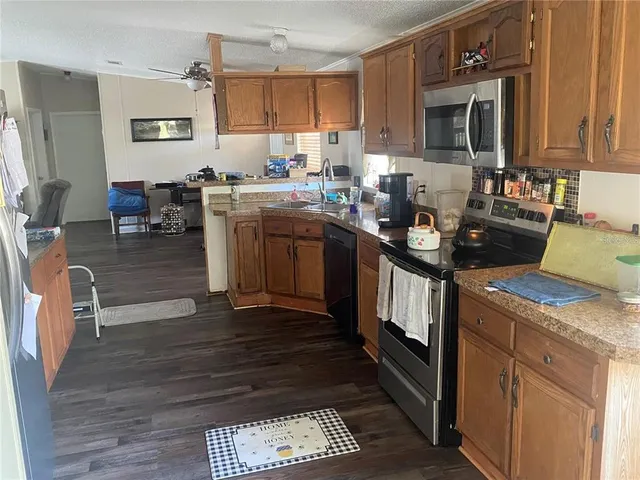 a view of empty room with window