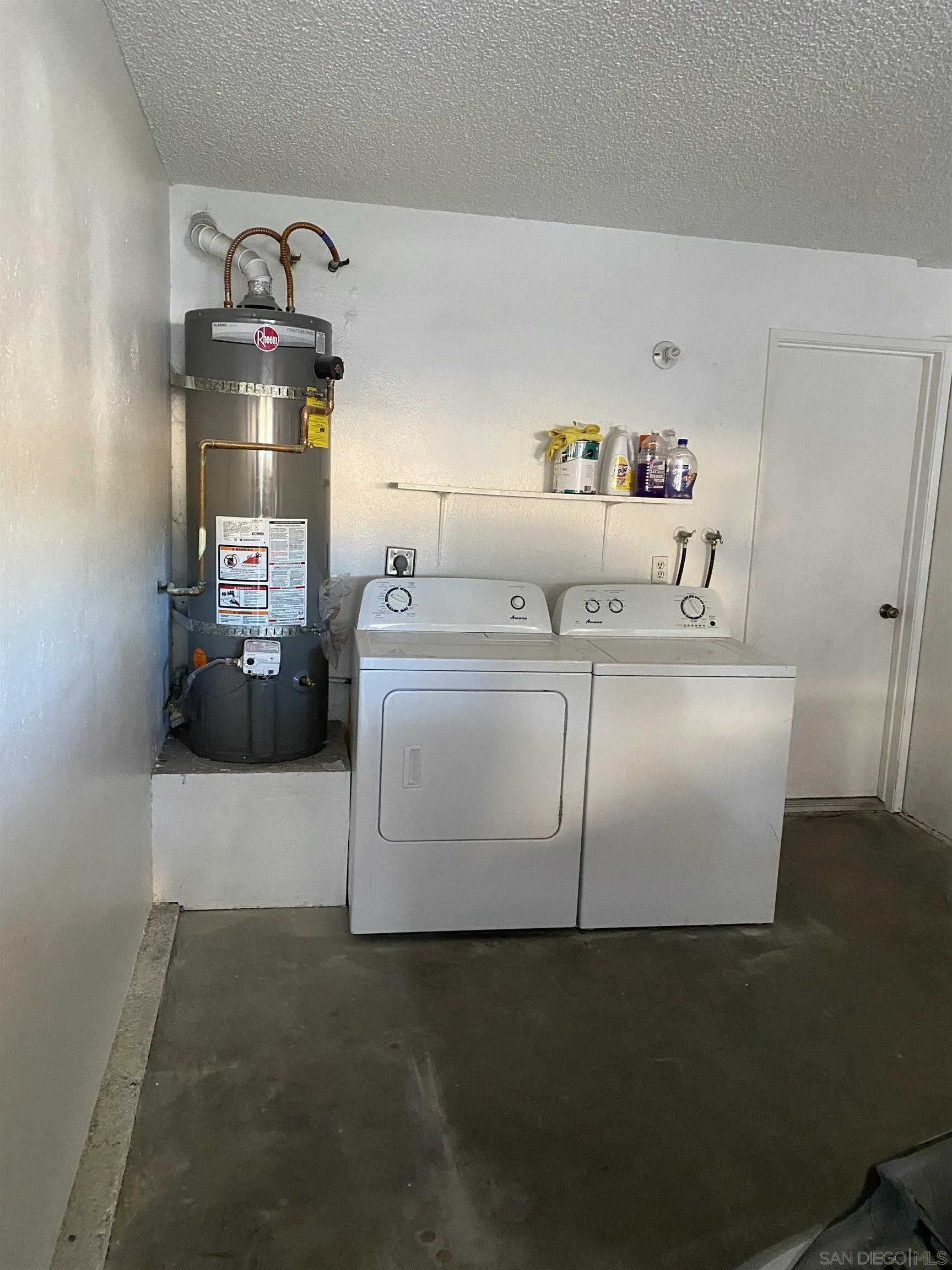 514 Jamacha Road, Unit 24J El Cajon, CA 92019 - Photo 29 of 32 a utility room with washer and dryer