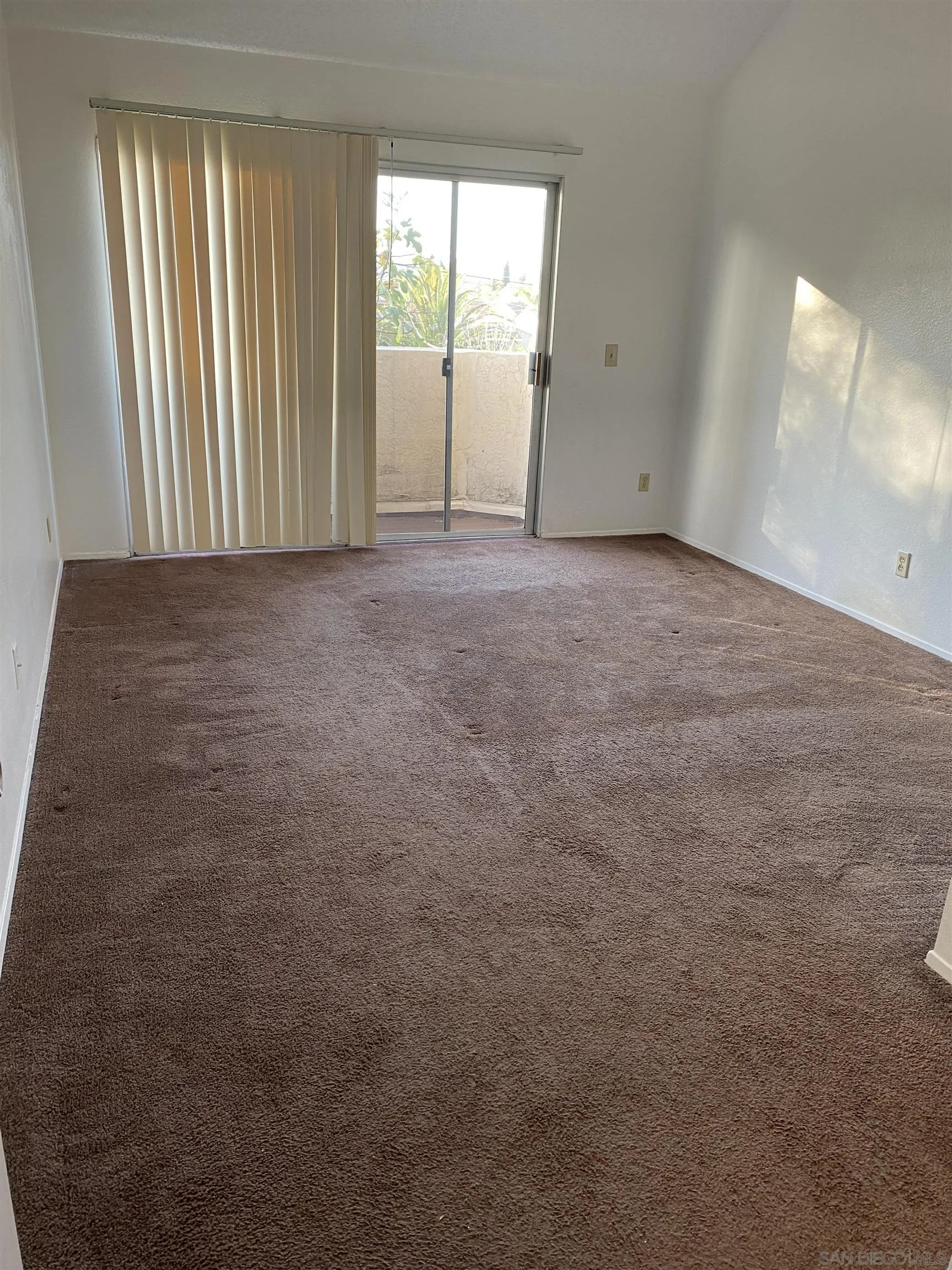 514 Jamacha Road, Unit 24J El Cajon, CA 92019 - Photo 3 of 32 an empty room with windows
