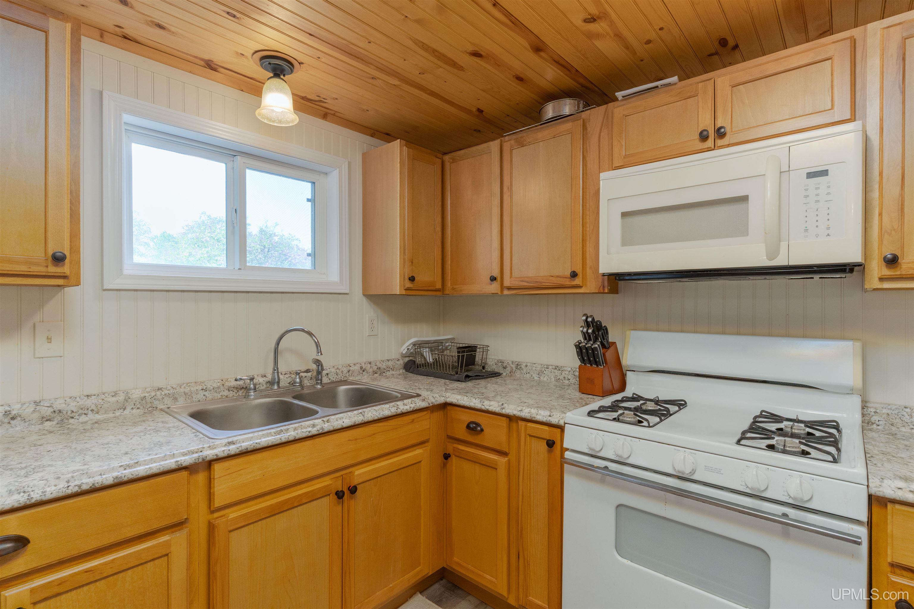 372 Section 14 Road Iron River, MI 49935 - Photo 10 of 37