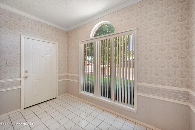 a view of a livingroom with a ceiling fan