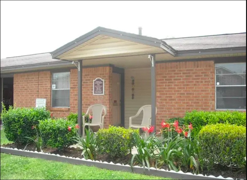 516 Laredo Street Navasota, TX 77868 - Photo 5 of 13 a front view of a house with garden