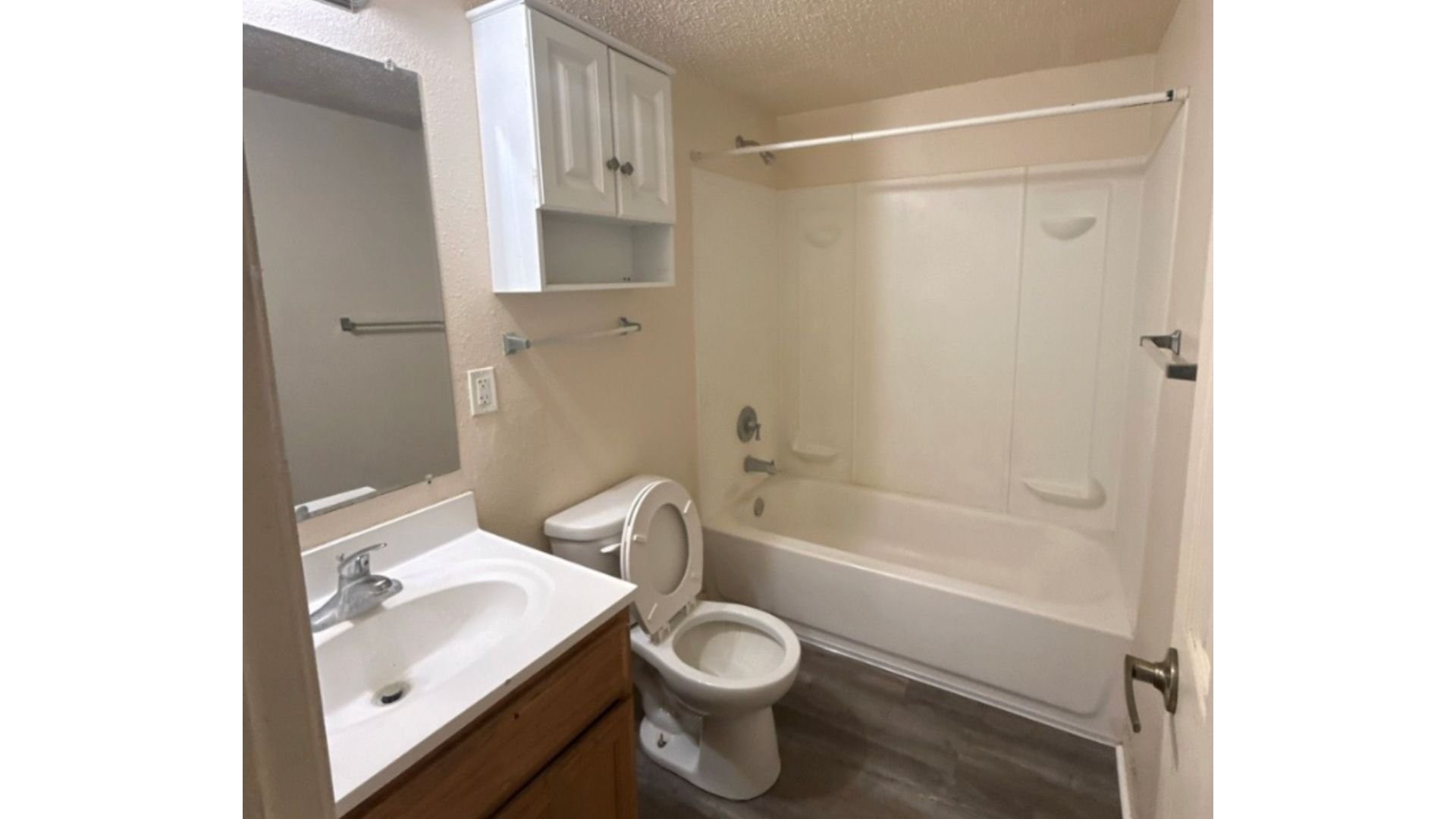 516 Laredo Street Navasota, TX 77868 - Photo 8 of 13 a bathroom with a sink toilet and bathtub