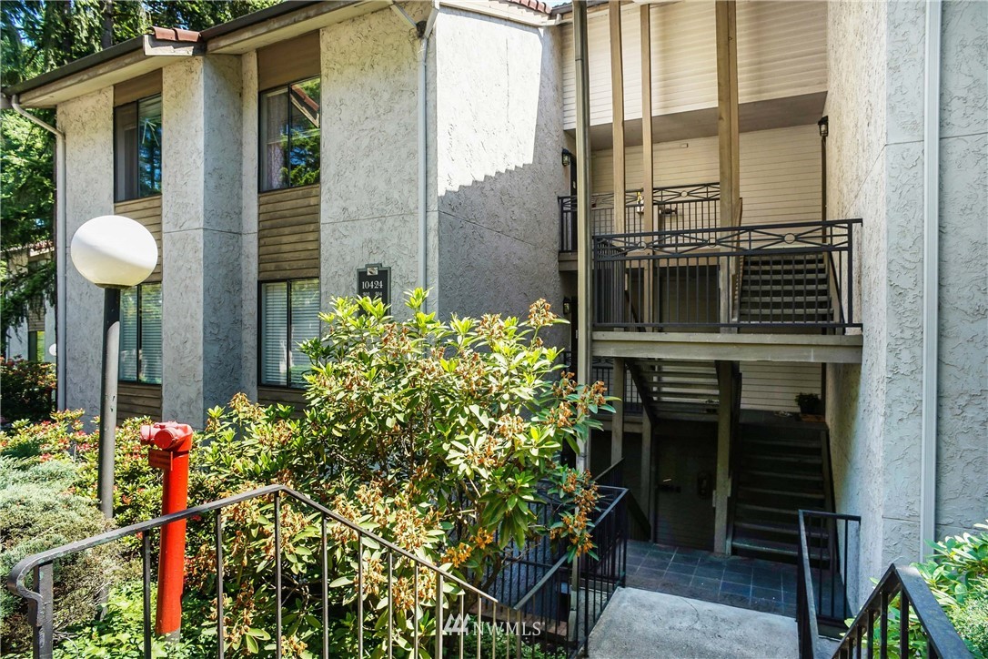 10424 Northeast 32nd Place, Unit C204 Bellevue, WA 98004 - Photo 3 of 23