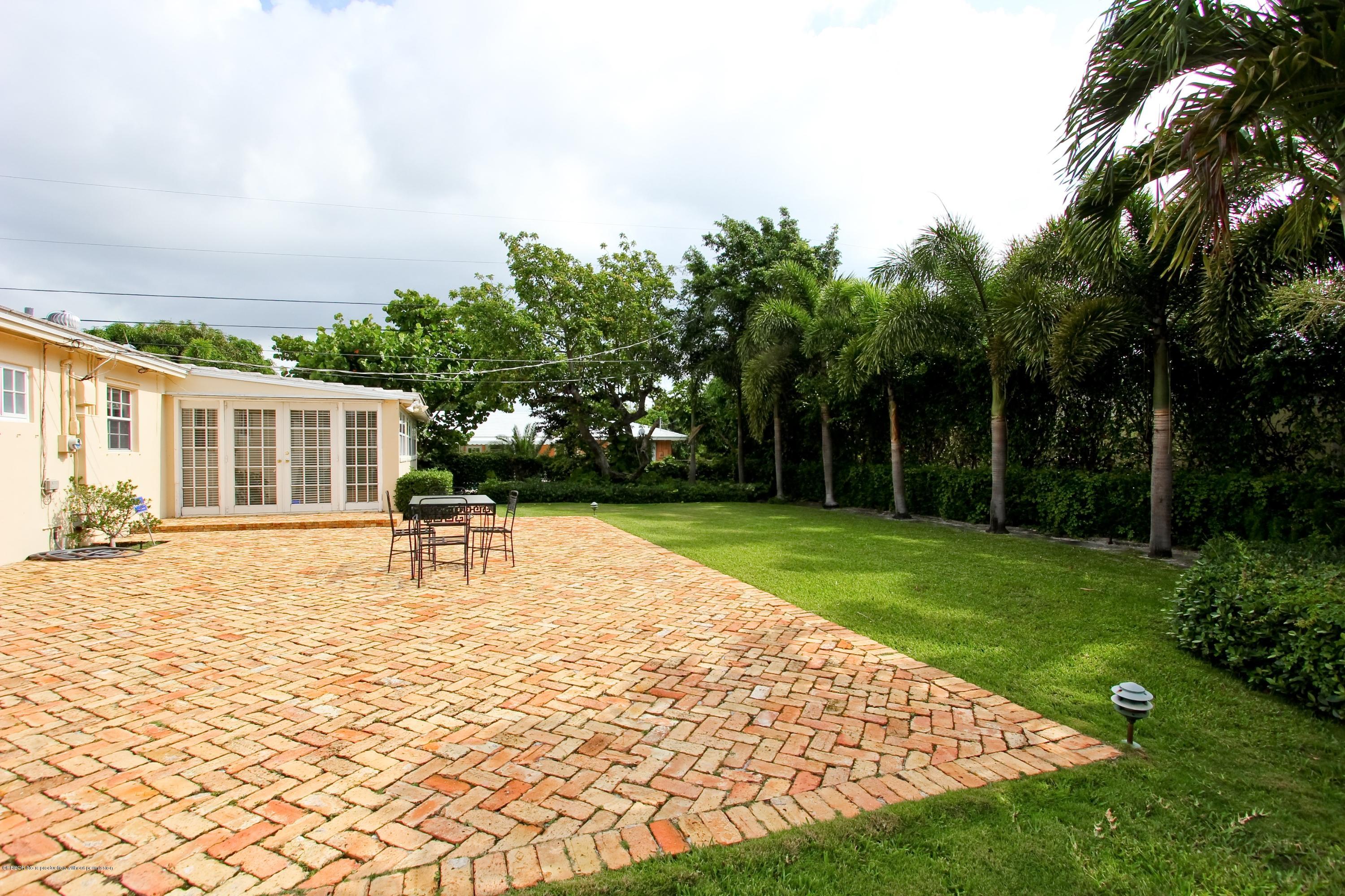 7312 Washington Road West Palm Beach, FL 33405 - Photo 9 of 10 a backyard of a house with table and chairs