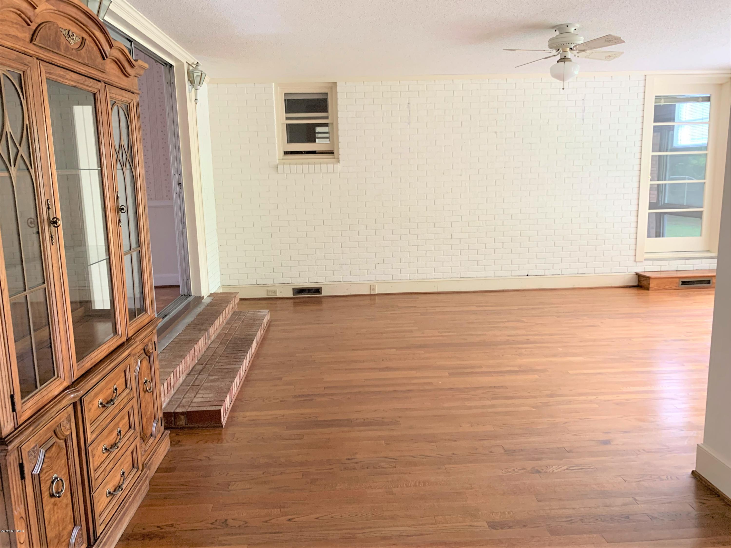 121 Academy Heights Road Kinston, NC 28504 - Photo 14 of 28 Sun Room