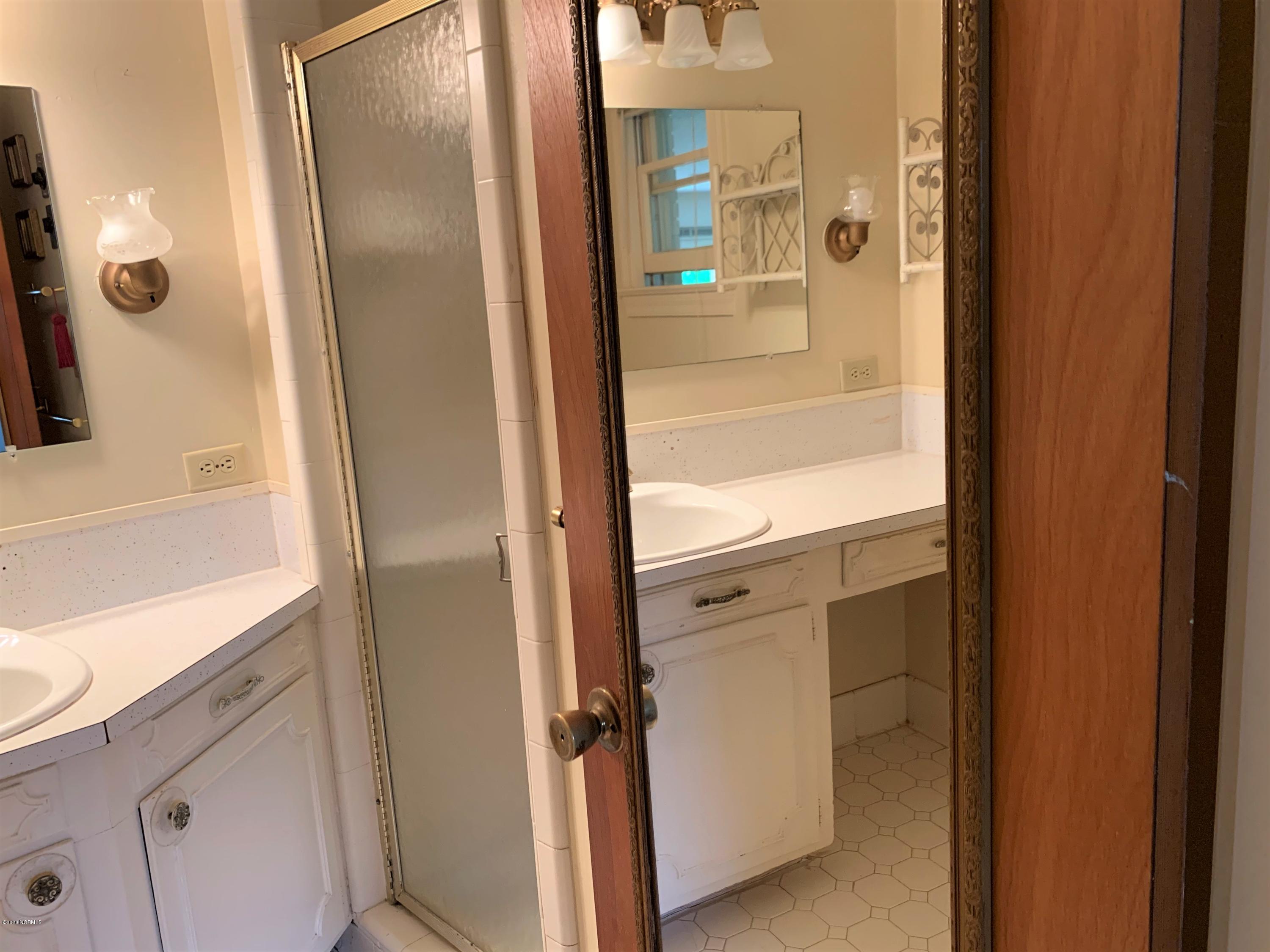 121 Academy Heights Road Kinston, NC 28504 - Photo 20 of 28 Master Bath