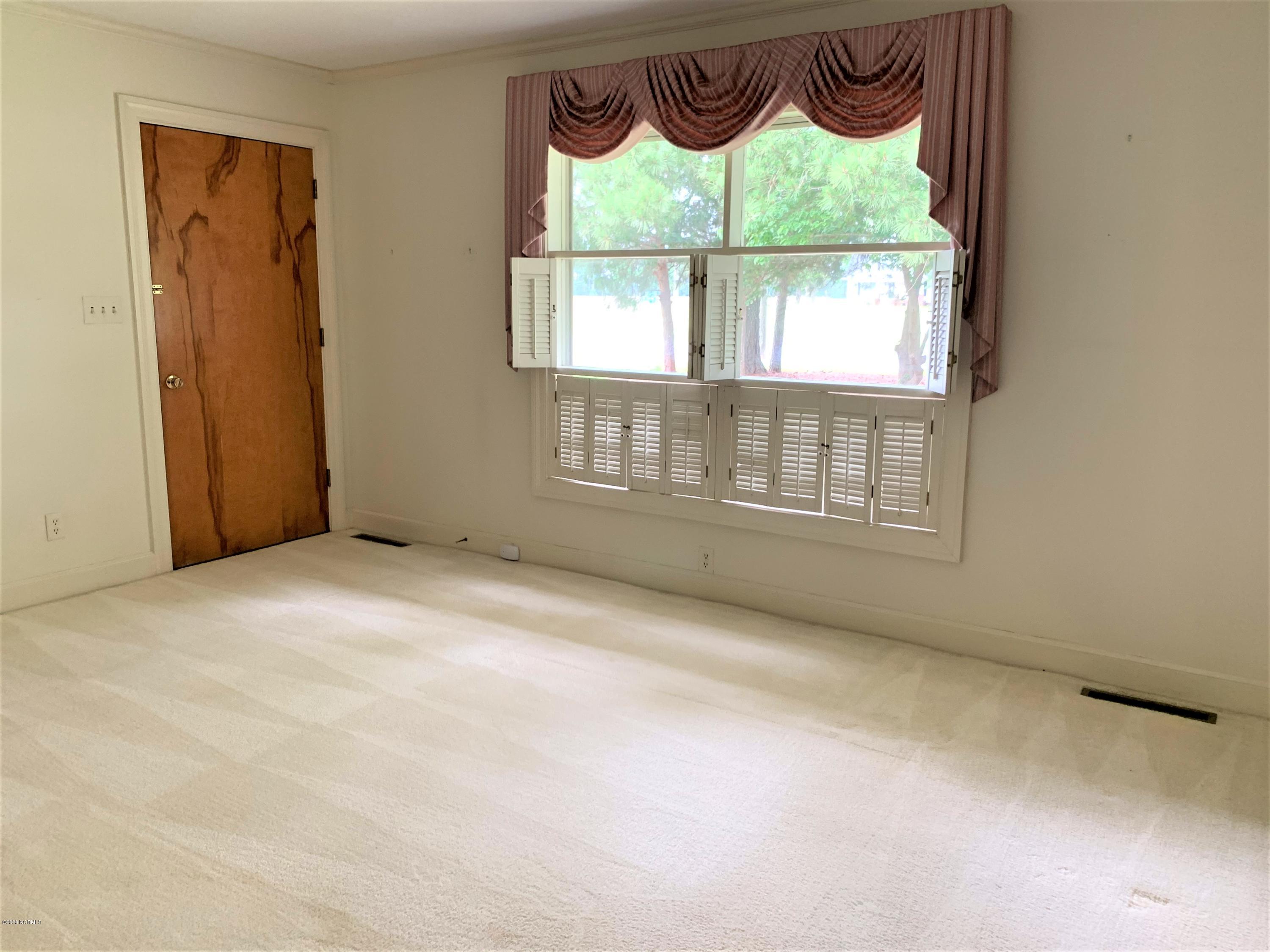 121 Academy Heights Road Kinston, NC 28504 - Photo 3 of 28 Living Room