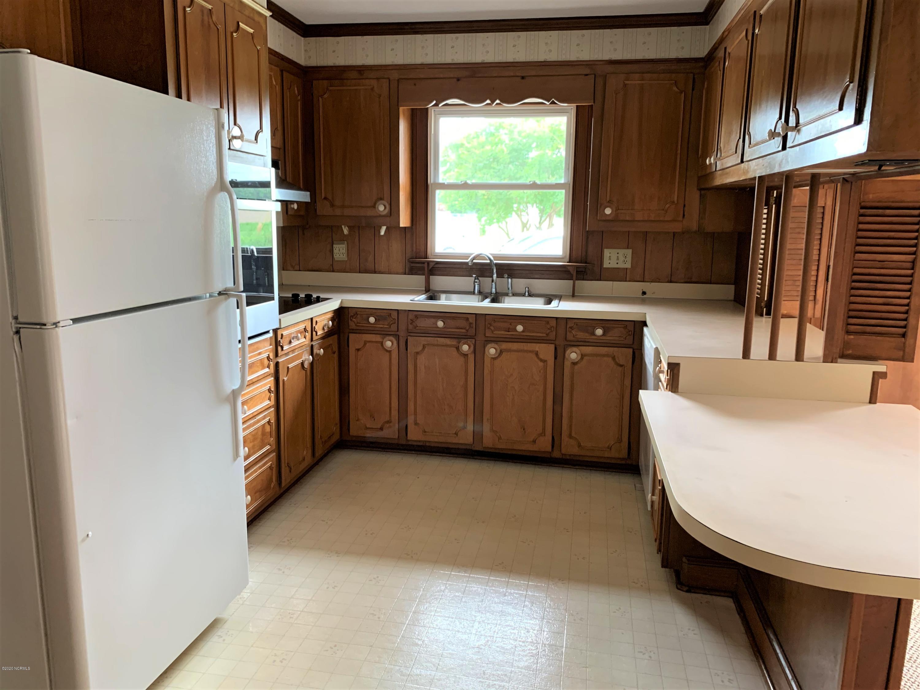 121 Academy Heights Road Kinston, NC 28504 - Photo 5 of 28 Kitchen