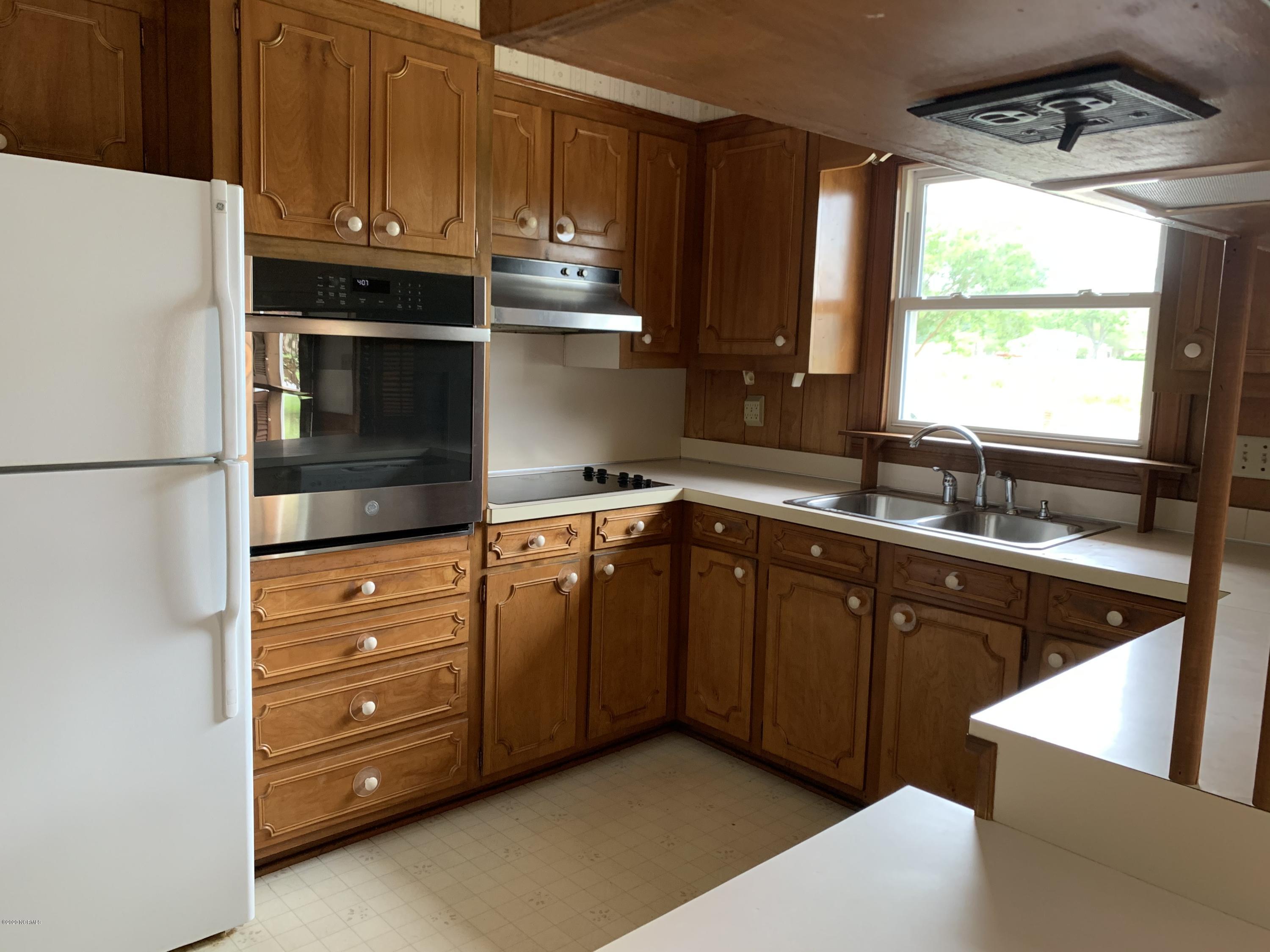 121 Academy Heights Road Kinston, NC 28504 - Photo 6 of 28 Kitchen