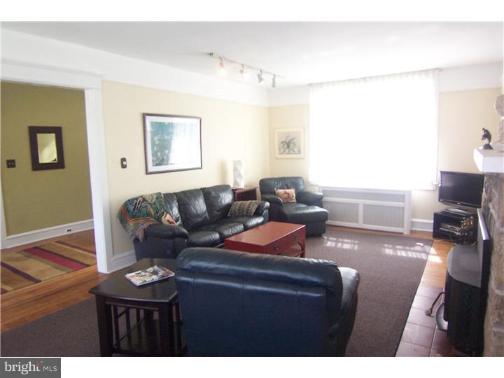 419 Broadview Road Upper Darby, PA 19082 - Photo 9 of 24 Living Room