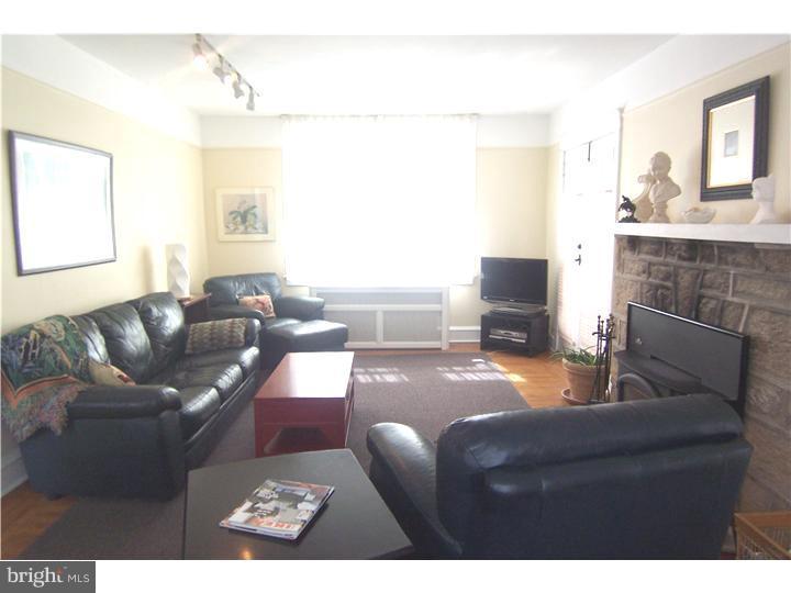 419 Broadview Road Upper Darby, PA 19082 - Photo 10 of 24 Living Room