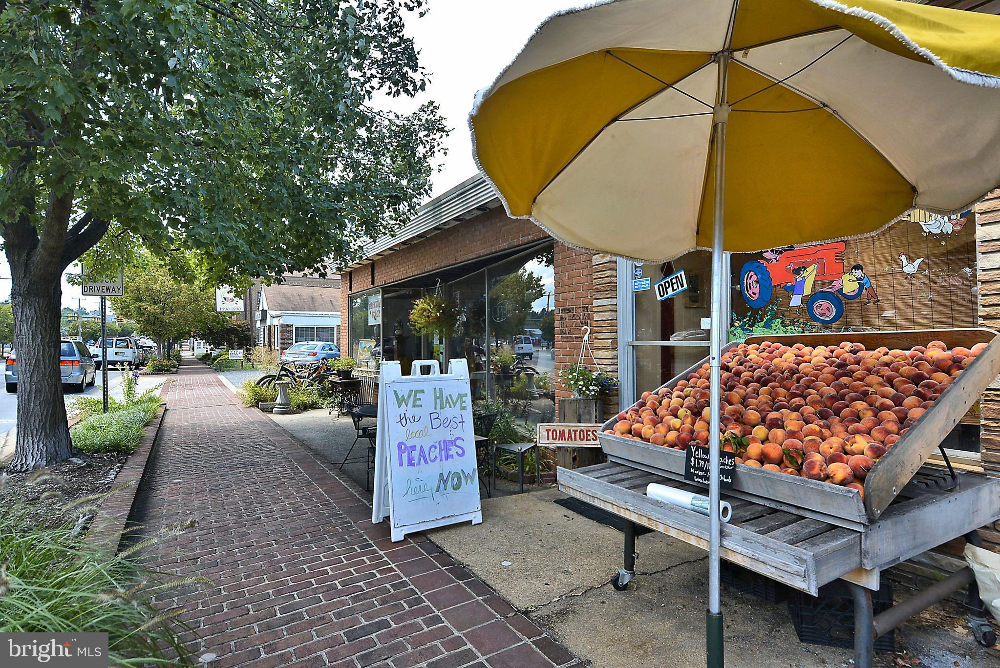 9946 Vale Road Vienna, VA 22181 - Photo 8 of 26 Outdoor shopping is also fun in Vienna!