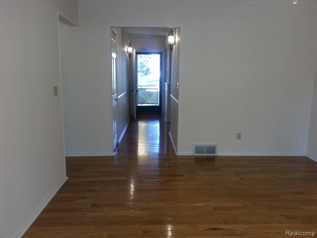 170 Myers Road Lapeer, MI 48446 - Photo 10 of 23 170 Myers dining hallway.jpg